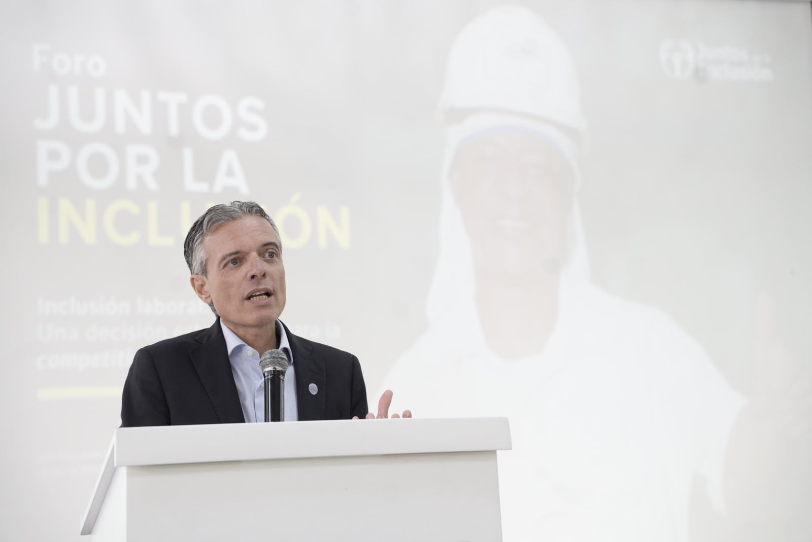 Hombre habla en el foro Juntos por la Inclusión