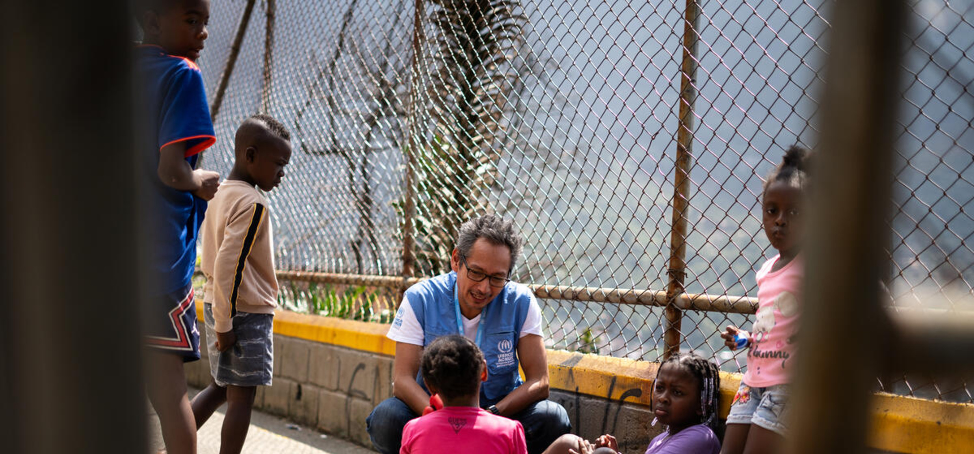 Asistente de protección brinda orientación a niños y niñas de barrios de Medellín 
