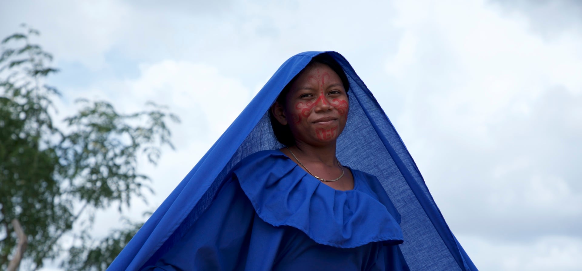Mujer indígena porta un traje tradicional en Uribia 
