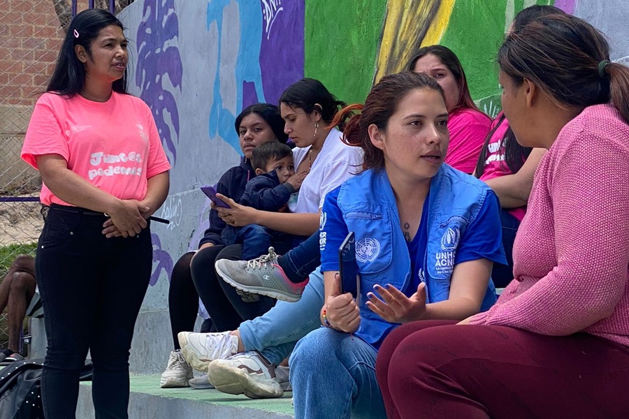 Asistente de protección brinda orientación a mujer en Soacha 