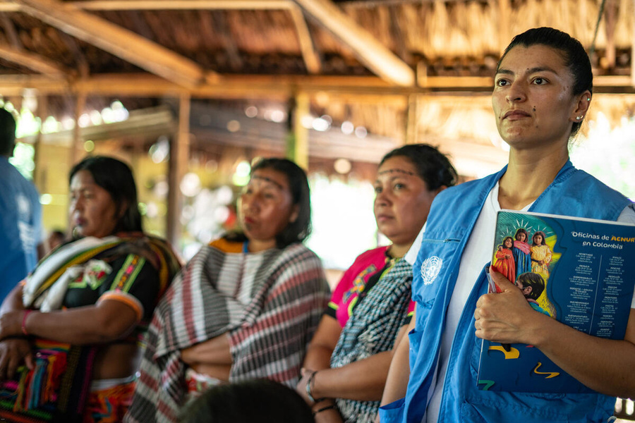 Funcionaria de ACNUR con mujeres de comunidades indígenas