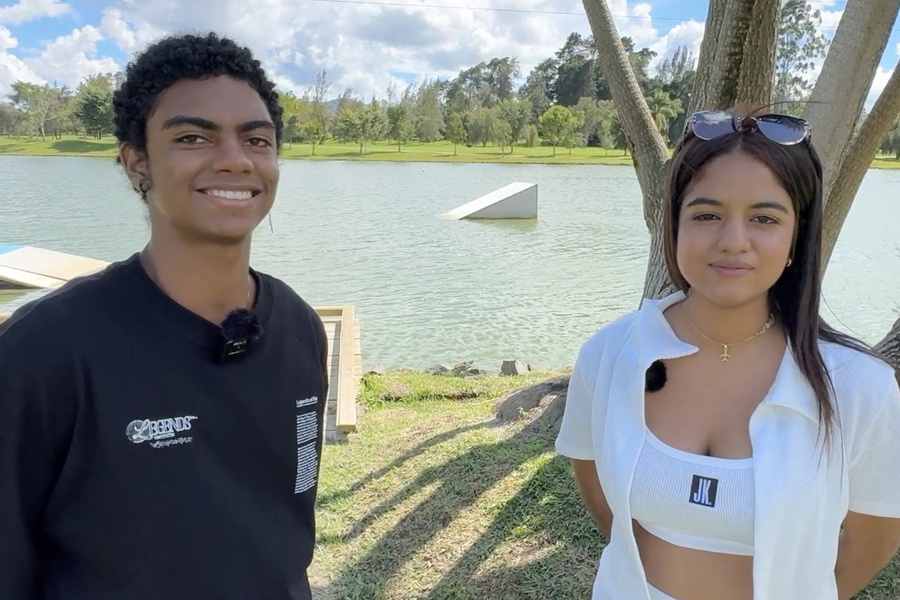 Dos jovenes venezolanos, hombre y mujer frente a cámara