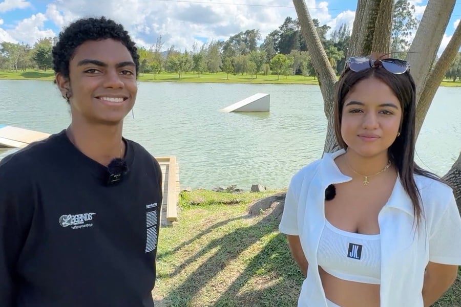 Harrison y Claudia, jóvenes refugiados venezolanos y becarios DAFI en Cartagena