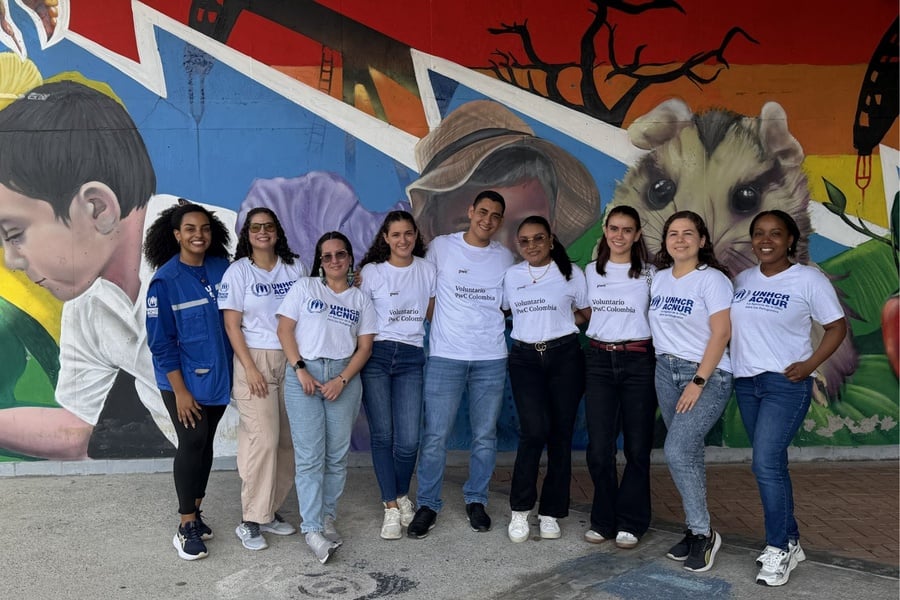 Grupo de personas hombres y mujeres jóvenes con camisetas de ACNUR y PWC
