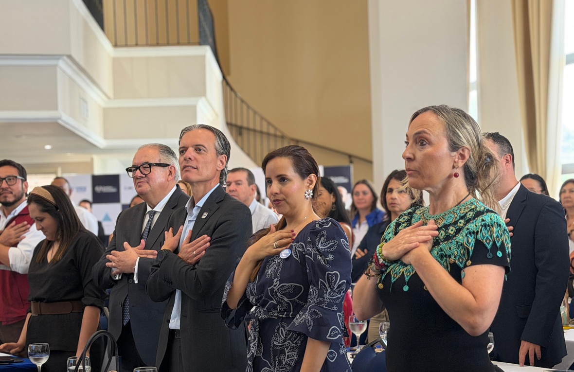 Viceministra de Asuntos Migratorios y Representante de ACNUR Colombia, Pablo Moreno ganador premio Nansen de Refugiados para las Américas 2025. 