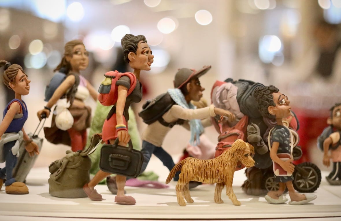 Figuras en plastilina de refugiados en América 