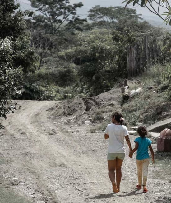 Niñas de la mano caminan por zona rural de Colombia 