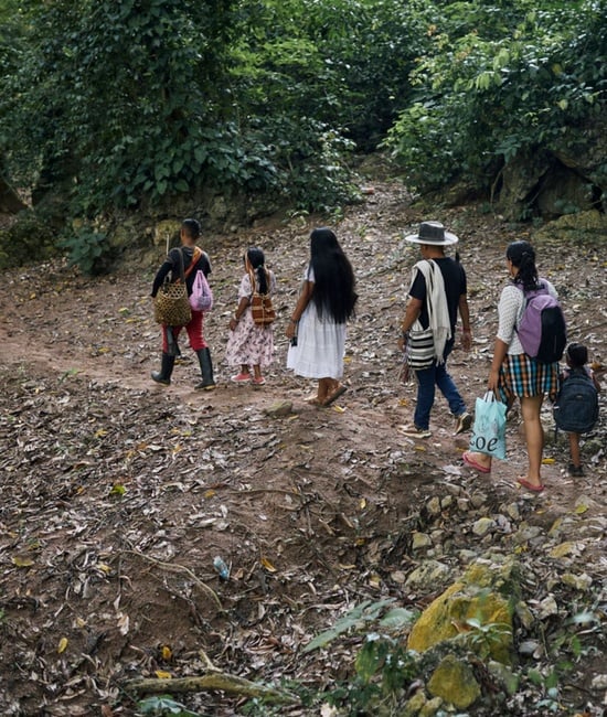 Mujeres, niños y hombres de la comunidad del pueblo indígena Yukpa caminan en su territorio en la Serranía del Perijá, Colombia.