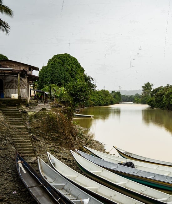Comunidad de la zona rural de Chocó, rivera del río Atrato.