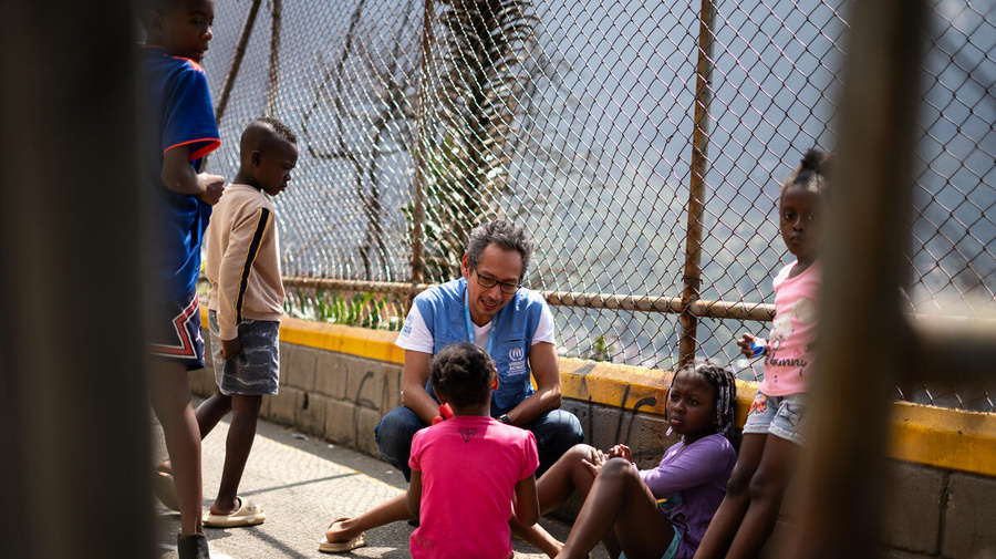Asistente de protección habla con niños y niñas de barrios de Medellín 