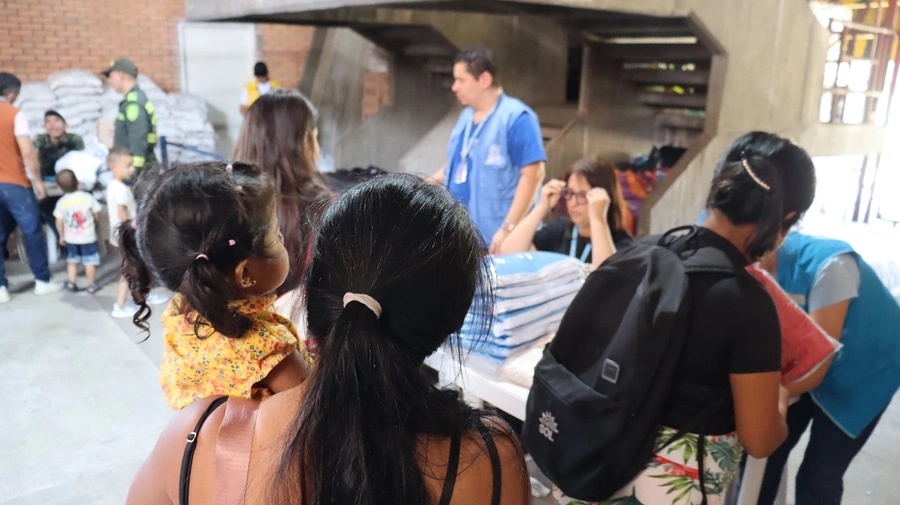 Personas desplazadas reciben asistencia de personal de ACNUR 