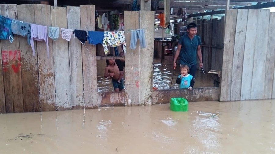 Casa inunda por crecida de río, un hombre y dos niños 