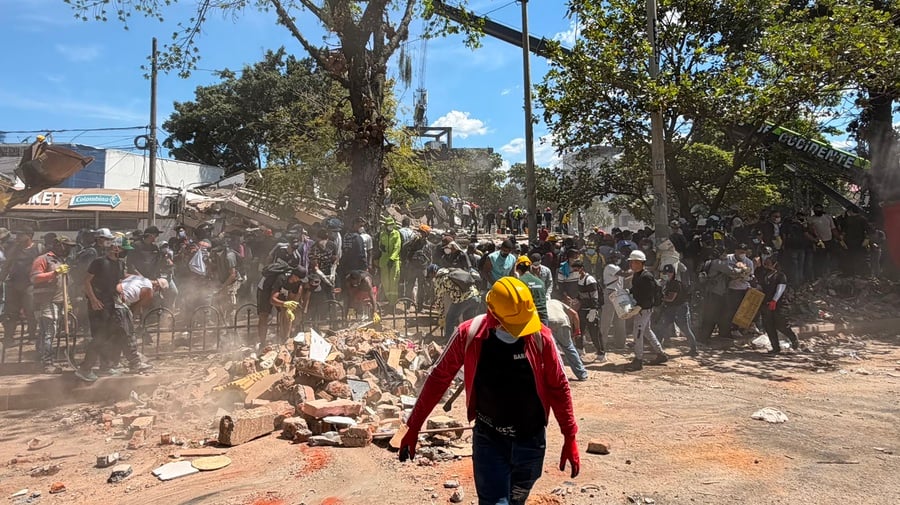 Personas en escombros después del terremoto en Cali, Colombia