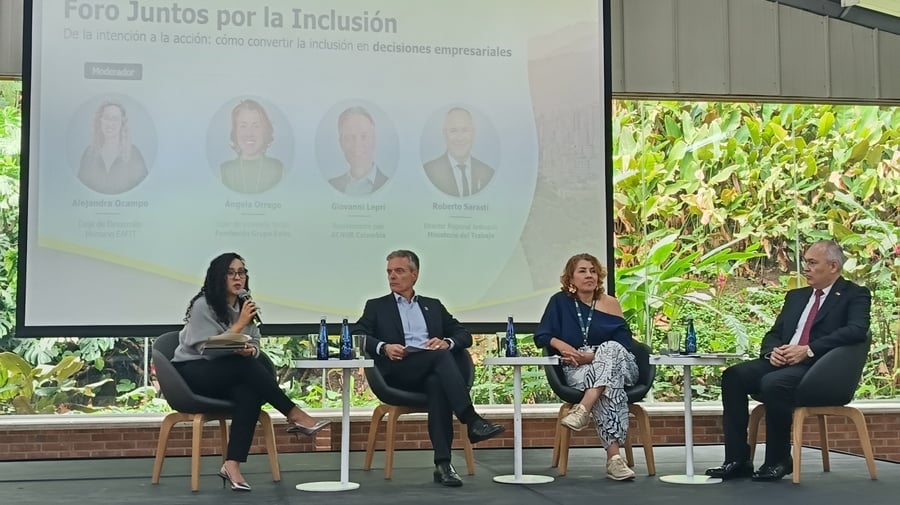 Panel de personas sentadas del Foro Juntos por la Inclusión