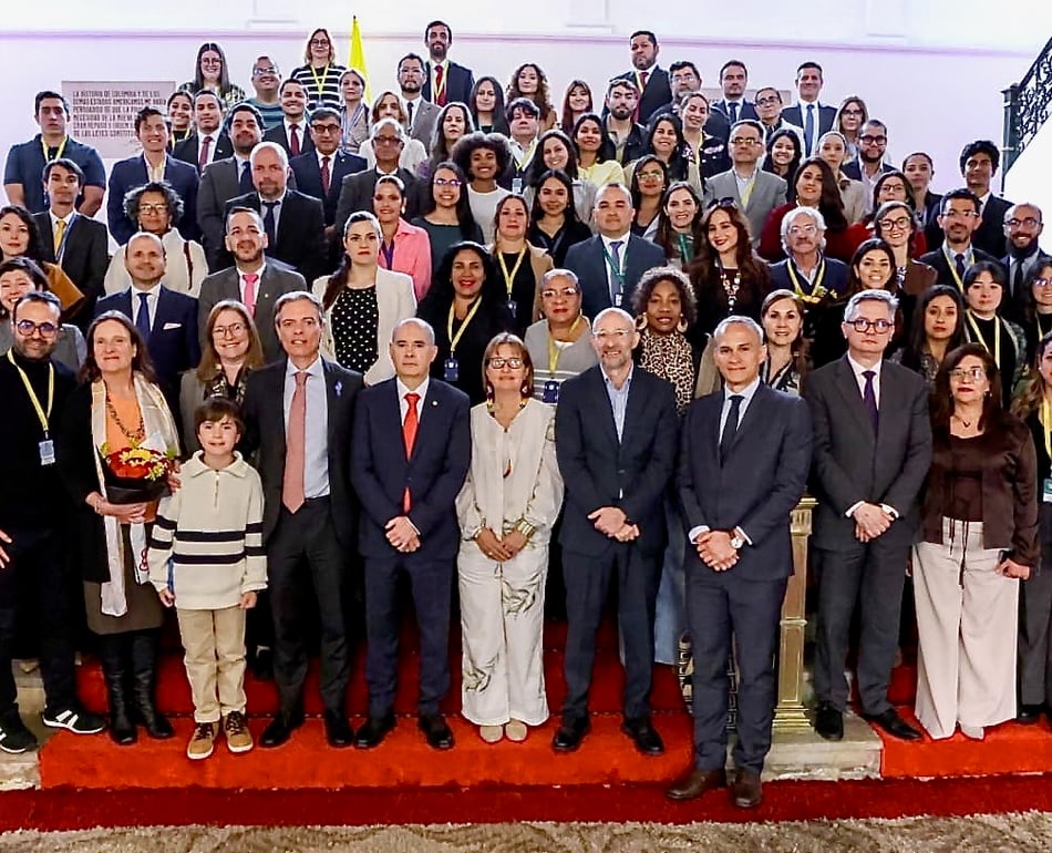 Grupo de personas en gradas y frontal a la cámara. 