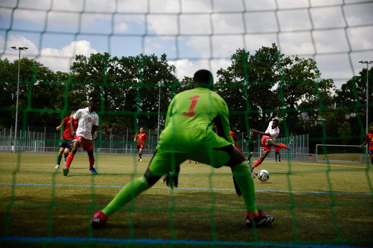 Un jugador de la selección española apunta a la portería maltesa en la Eurocopa UNITY de Frankfurt.