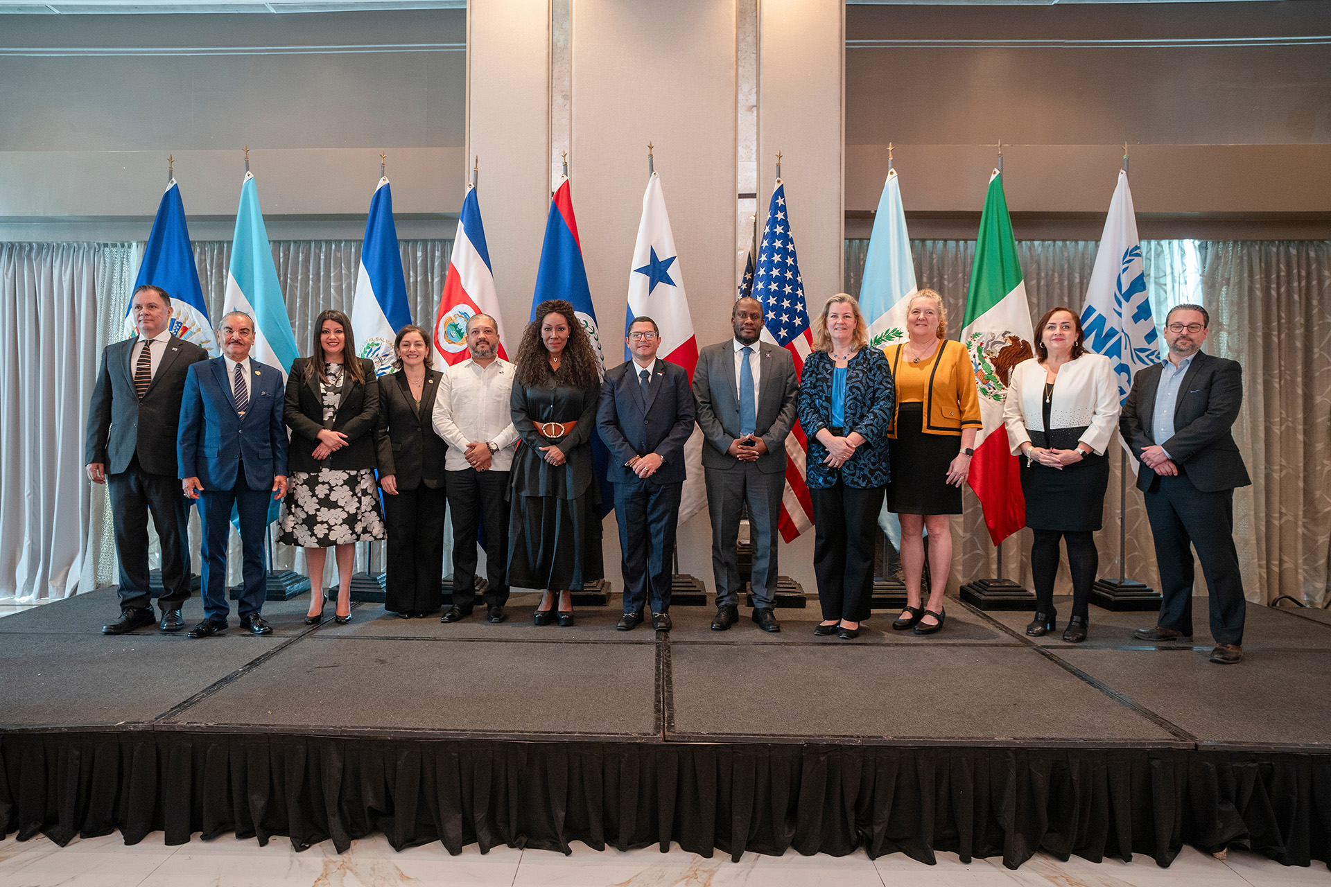 Foto de grupo de las autoridades que participaron en la reunión.