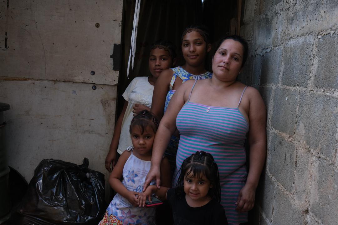 Kismayu junto a cuatro de sus hijas en su casa en Petare, Caracas.