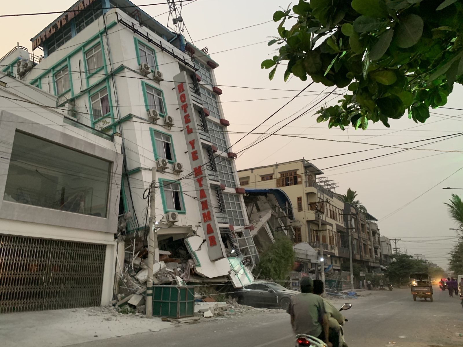 Un edificio derrumbado por el sismo.