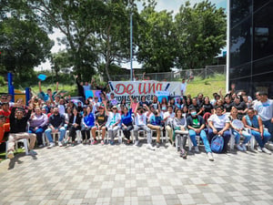 Personas jóvenes participaron en el evento de inauguración y conocieron sobre las actividades a desarrollarse en el proyecto "¡De Una! Transformando mi comunidad".