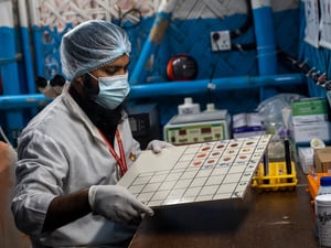 Un técnico de laboratorio analiza muestras de sangre en un centro de salud del campamento de refugiados de Kutupalong, Cox's Bazar, Bangladesh.