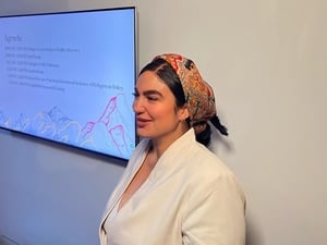 Una mujer con una pañoleta da una presentación