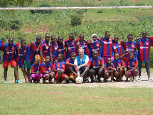 Foto grupal del equipo junto con el embajador de buena voluntad de ACNUR Alfonso Herrera. El equipo lleva puesata la camisa del FC Barcelona.