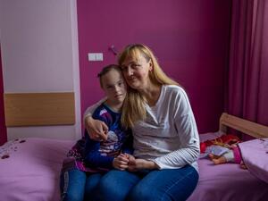 Tetiana, refugiada ucraniana, y su hija Masha, de 12 años, quien tiene síndrome de Down y epilepsia, viven en un hotel en Polonia.