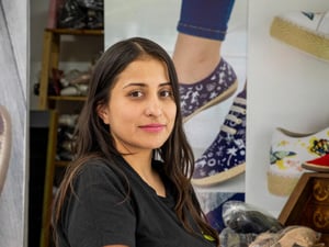 Una mujer posa para la cámara sonriendo.