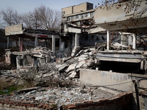 Exterior de edificios dañados a causa de la guerra, con techos y paredes derrumbados
