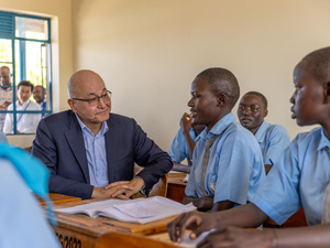 El Alto Comisionado de la ONU para los Refugiados, Barham Salih, conversa con estudiantes refugiadas en la Escuela Secundaria The Big Heart Foundation en Kakuma, Kenia.