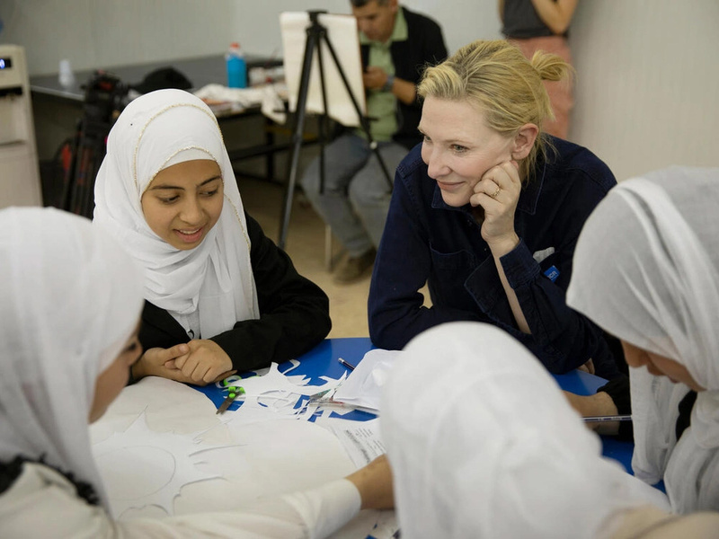 La Embajadora de Buena Voluntad de ACNUR Cate Blanchett visita un taller de un grupo de niñas refugiadas en el campamento de Zaatari, en Jordania.