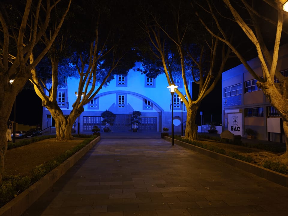 El Ayuntamiento de Granadilla de Abona, en Asturias, también se sumó a la Noche Azul.