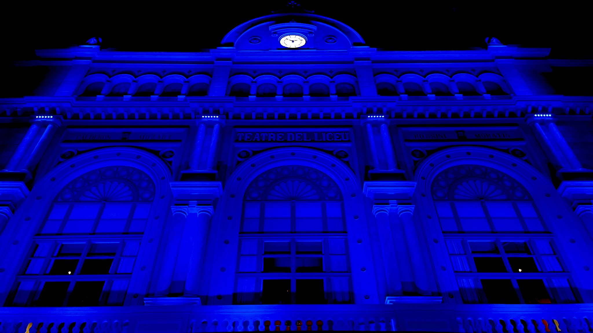 La fachada del Gran Teatre del Liceu, en Barcelona, iluminada de azul.