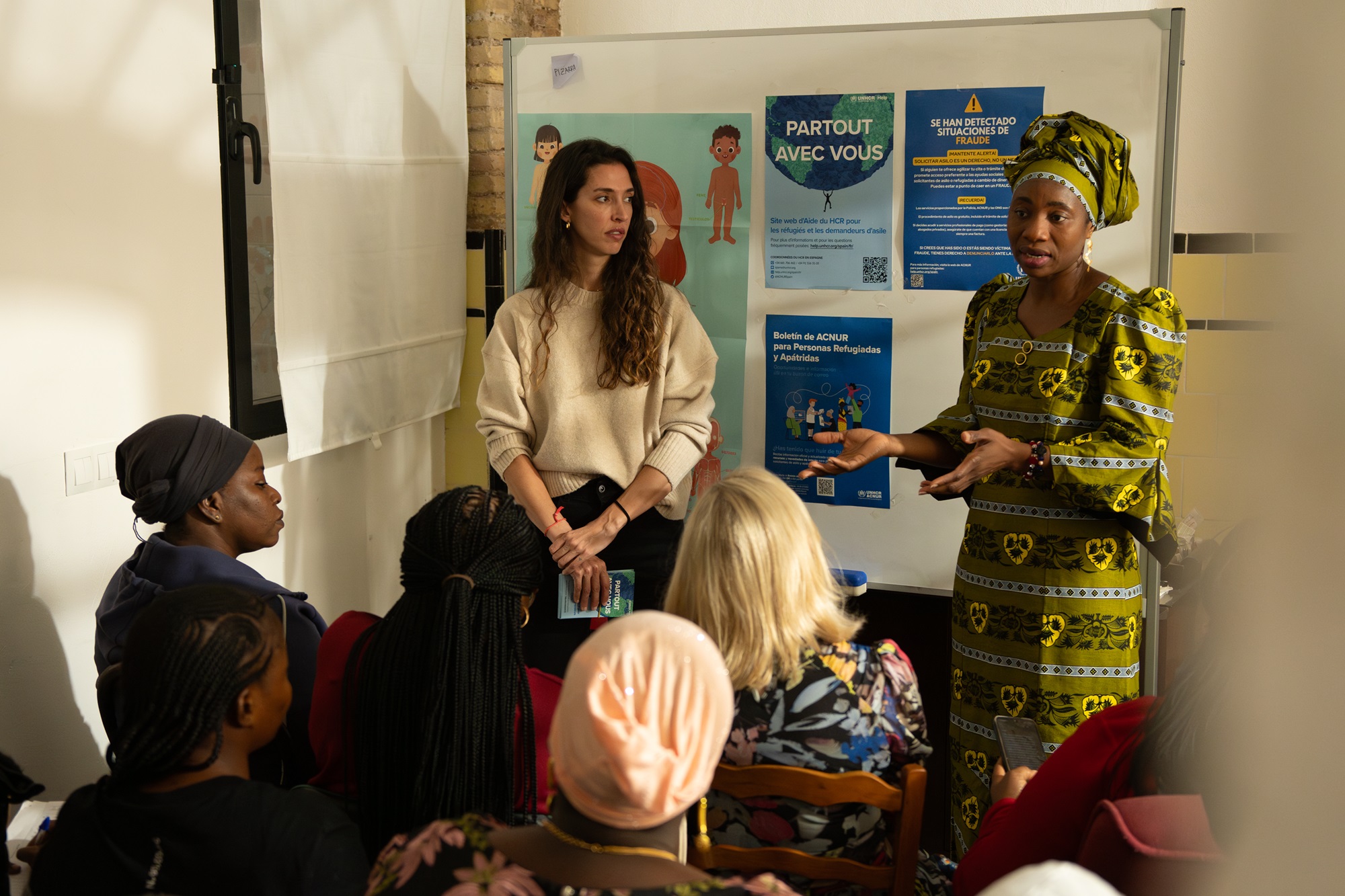 Aminata Soucko y Fernanda Espuga, referente de protección comunitaria en ACNUR España, durante una charla sobre asilo en la sede de Red Aminata.