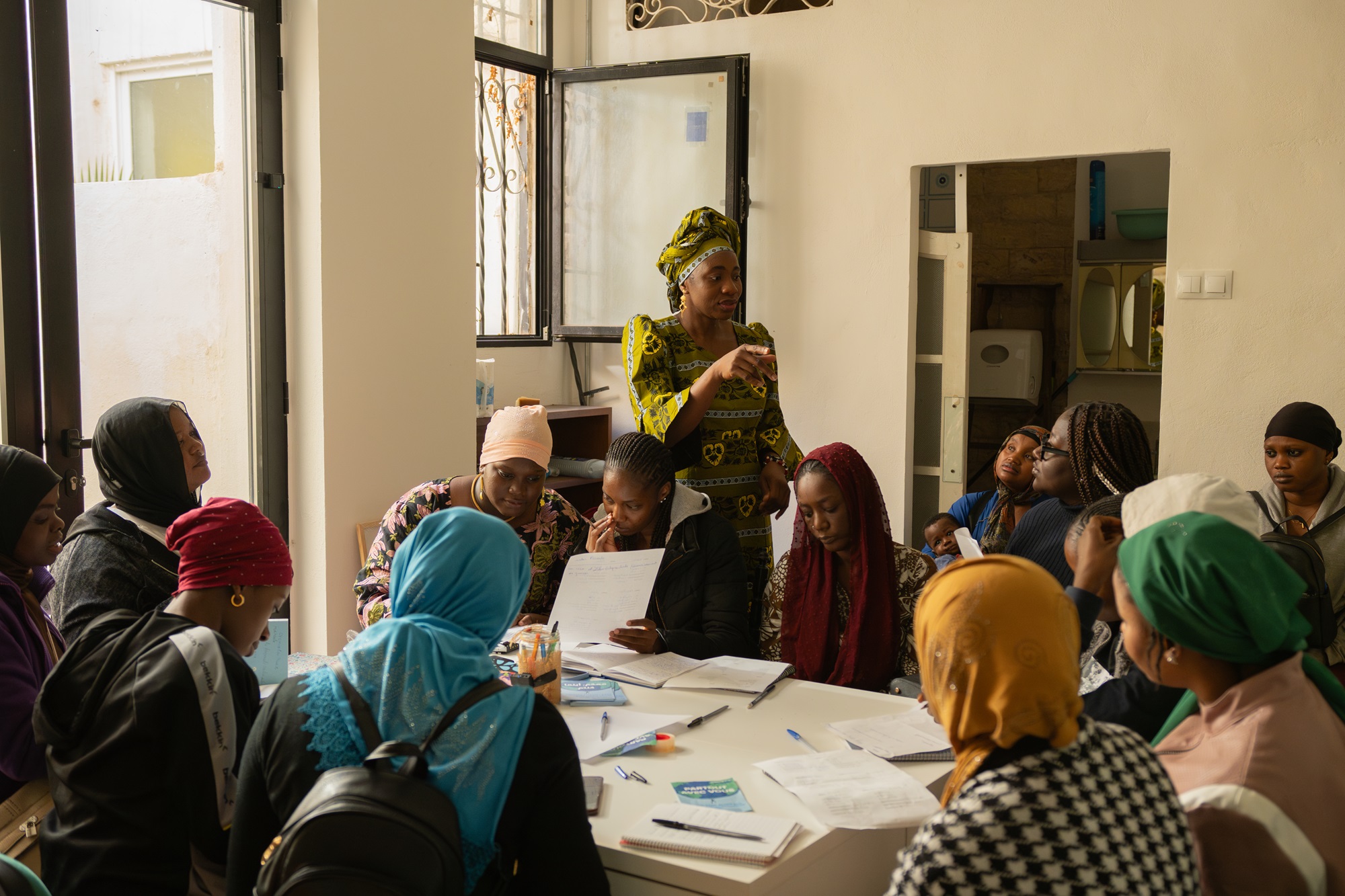Aminata durante una de las clases de español a mujeres refugiadas en Red Aminata.