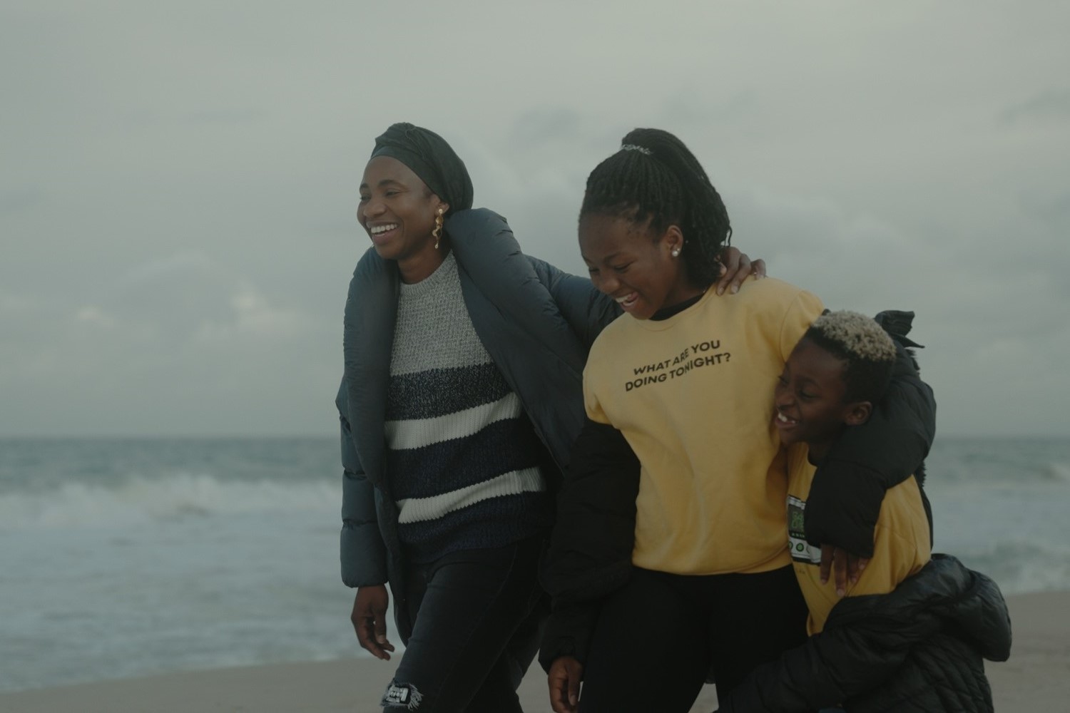 Aminata y sus hijos, Aisa y Amadou, pasean por la playa del Saler, en Valencia.