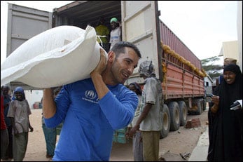 Vázquez colabora durante su visita el año pasado a los campos de refugiados en Dadaab.