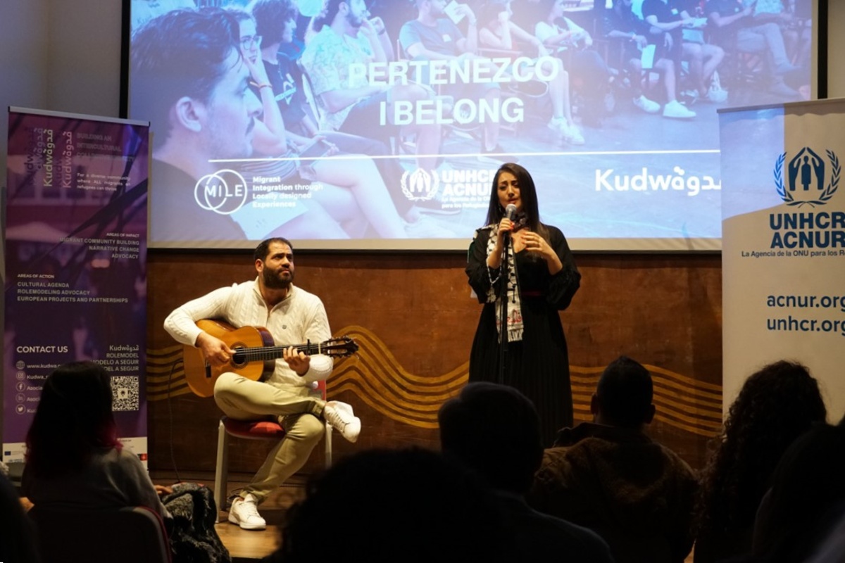 El guitarrista Ahmad Diab y la soprano Aseel Massoud, ATHRODEEL, durante el evento de clausura de Kudwa Academy