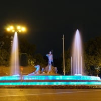 La fuente de Neptuno, en Madrid, iluminada de azul.