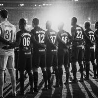 Imagen de un equipo de fútbol masculino de espaldas, generada por IA, por la productora Upperfast.