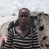 Aduot Wuoi Monjuon, desplazada interna, posa junto a su refugio en Bor, Sudán del Sur, donde se ha desplazado después de que las inundaciones la obligaran a huir de su aldea en el Estado de Jonglei, junto a su familia.