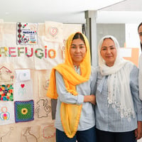 Mahtab, Saliha y Shahnaz, refugiadas afganas, participaron en la jornada con los bordados tradicionales hazaras, que fabrican con el proyecto Zomorod Trends.