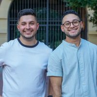 Mateo, cofundador del proyecto Música Sin Fronteras y de la Academia Cumbres, con Matías, uno de los integrantes del coro formado por personas refugiadas y voluntarias, con apoyo de ACNUR.