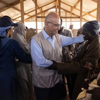 El Alto Comisionado de las Naciones Unidas para los Refugiados, Barham Salih, se encuentra con un grupo de refugiados sudaneses en la localidad fronteriza de Adre, en Chad, en enero de 2026.