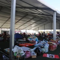 Un alojamiento temporal para personas afectadas por los mortíferos terremotos, en el Complejo Deportivo José María Vargas, en La Guaira, Venezuela.