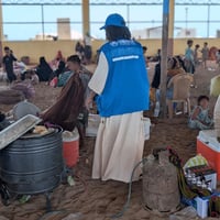 Un miembro del personal de ACNUR visita un asentamiento en Obock, Yibuti, que acoge a familias refugiadas yemeníes llegadas en barco tras huir de las crecientes hostilidades en la costa occidental de Yemen.