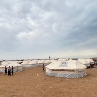Familias recién llegadas que han huido de Yemen son acogidas en asentamientos para personas refugiadas cerca de Obock, en Yibuti.