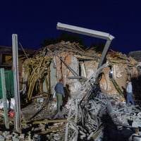 Varias personas evalúan los daños en edificios residenciales de Járkov tras los ataques aéreos del 2 de octubre de 2026.