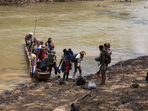Personas refugiadas y migrantes llegando a la Estación Temporal de Recepción Migratoria de Lajas Blancas después haber cruzado el Darién en su camino hacia el norte en busca de protección y mejores oportunidades.